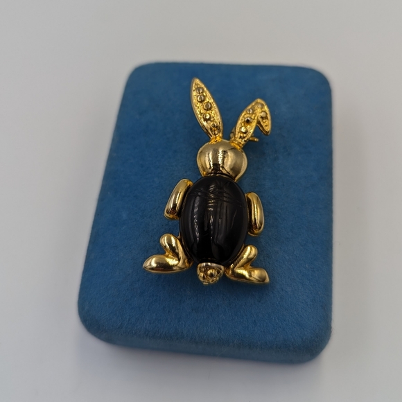 Vintage Gold Plated Egyptian Revival Carved Gemstone/Glass Scarab Rabbit Brooch - Picture 2 of 10